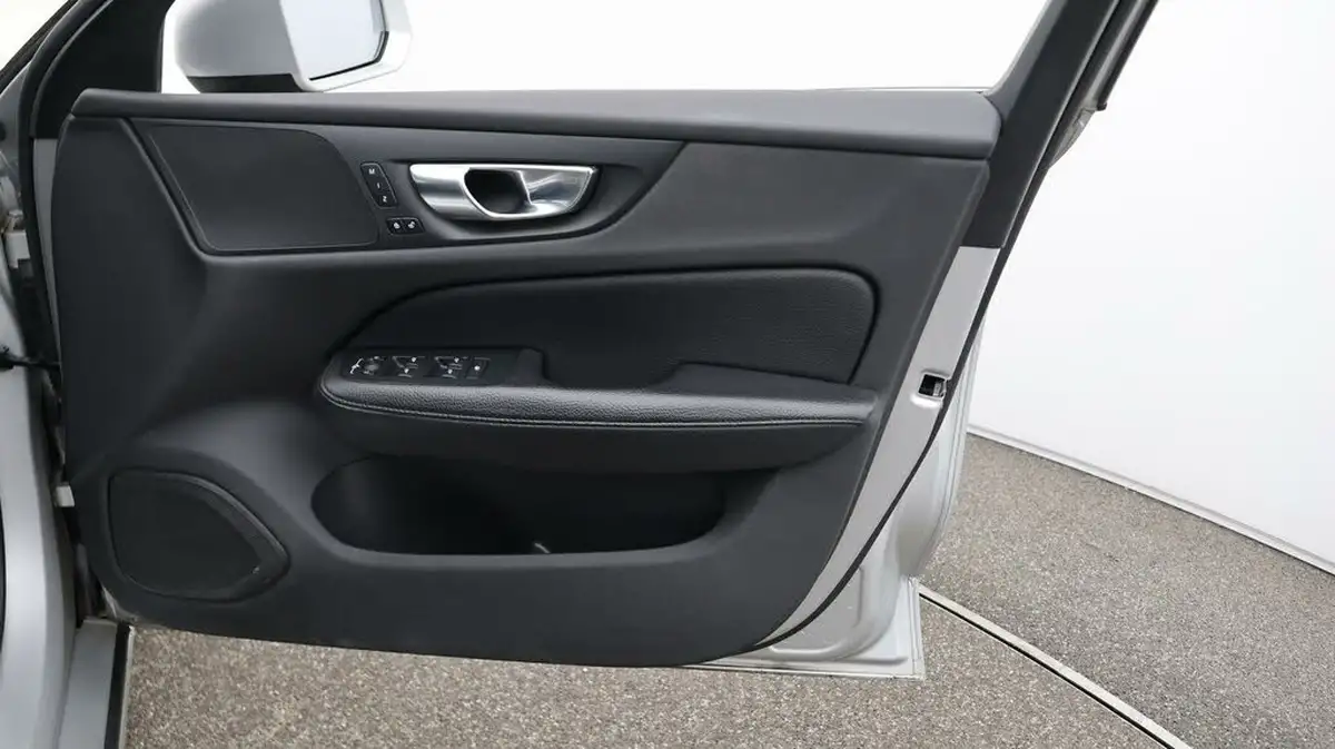 2021-volvo-v60-20td-b4-momentum-big-15