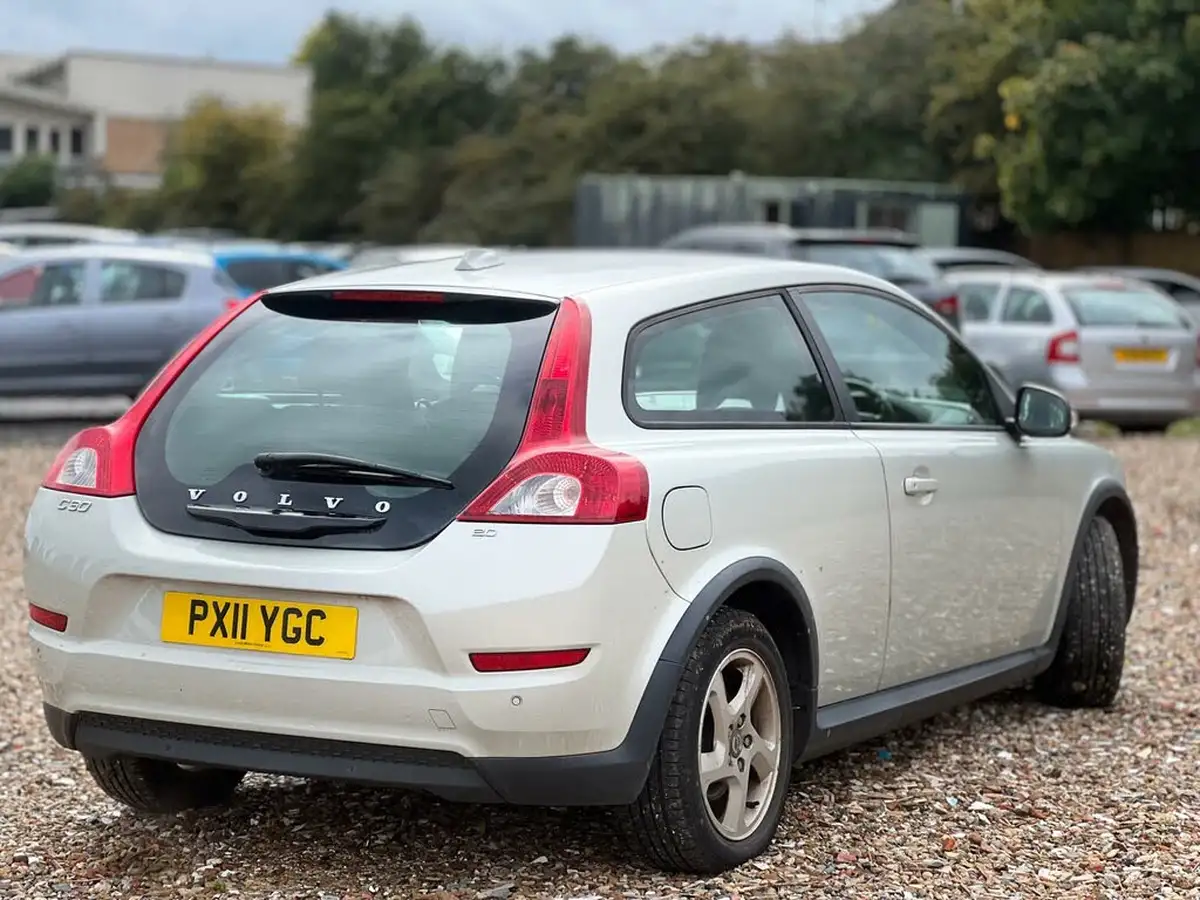 2011-volvo-c30-20-es-big-7