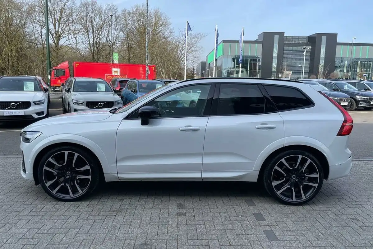 2024-volvo-xc60-20-b5-ultra-dark-big-9