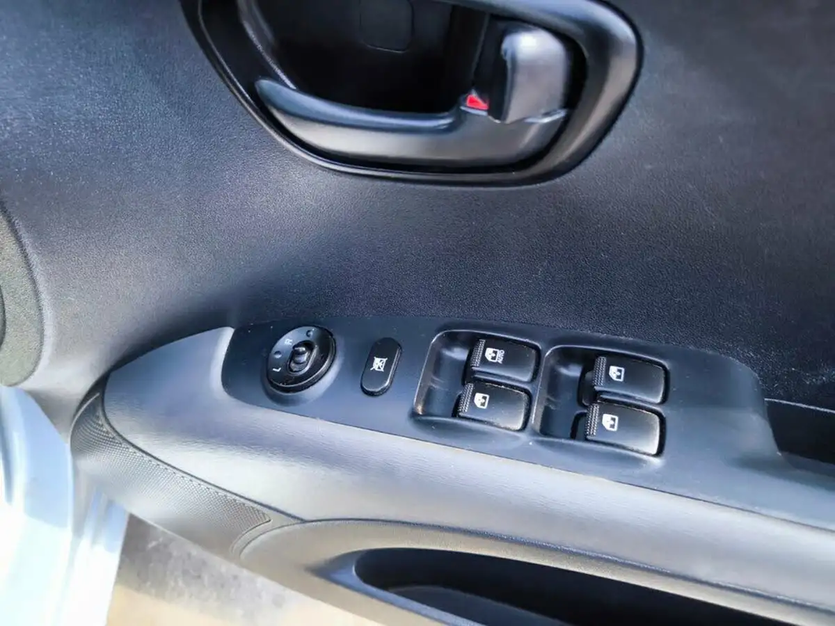 2012-hyundai-i10-12-active-big-18