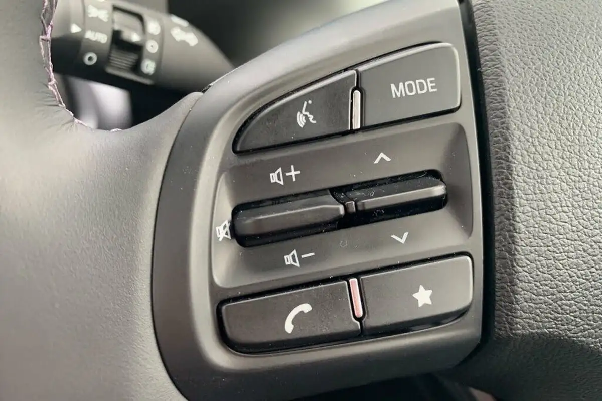 2023-hyundai-i10-12-premium-big-21