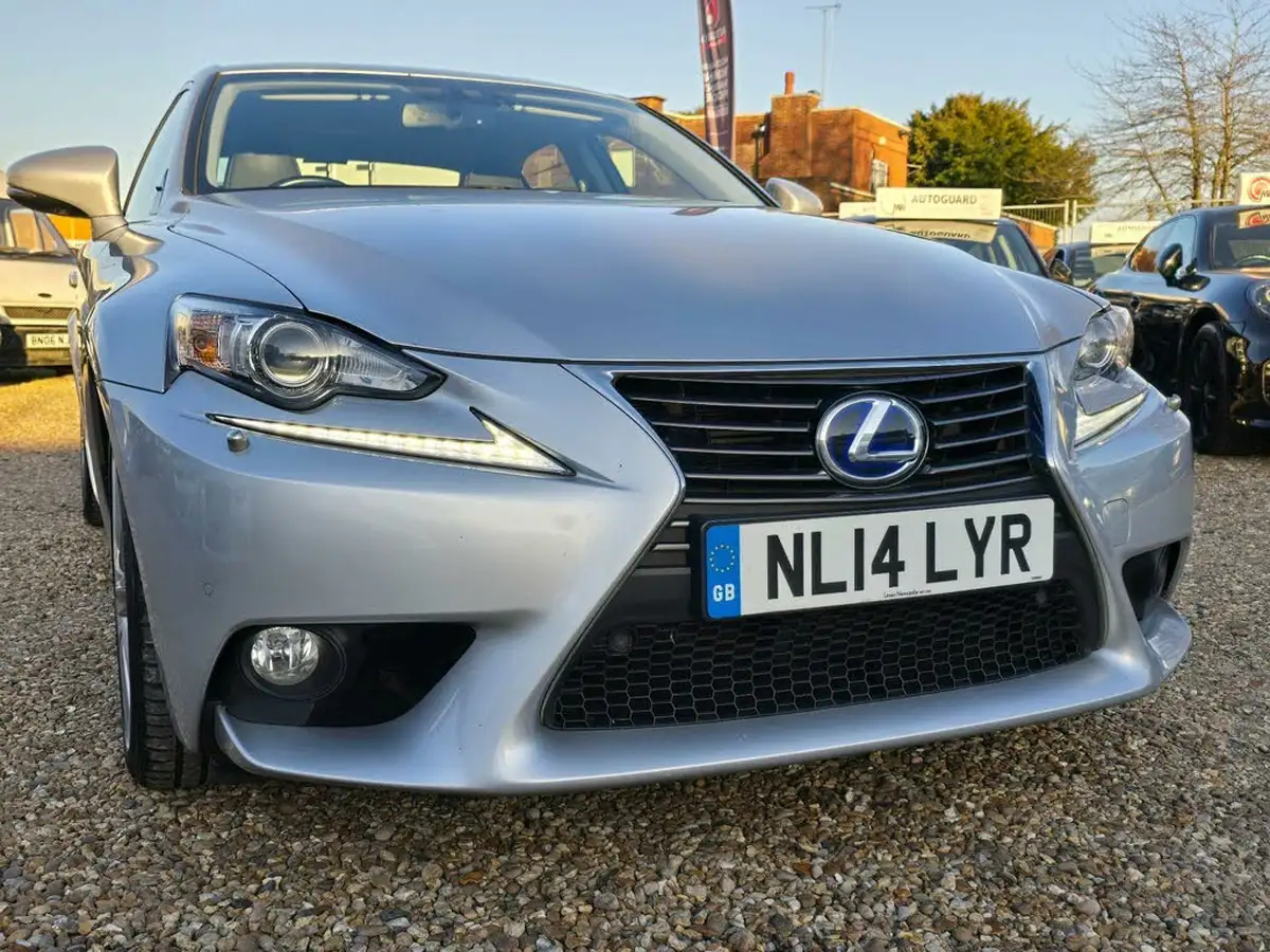 2014-lexus-is-300h-25-luxury-big-24