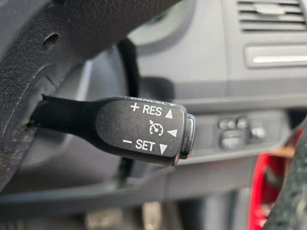 2012-toyota-auris-18-vvt-i-hsd-t-spirit-big-23