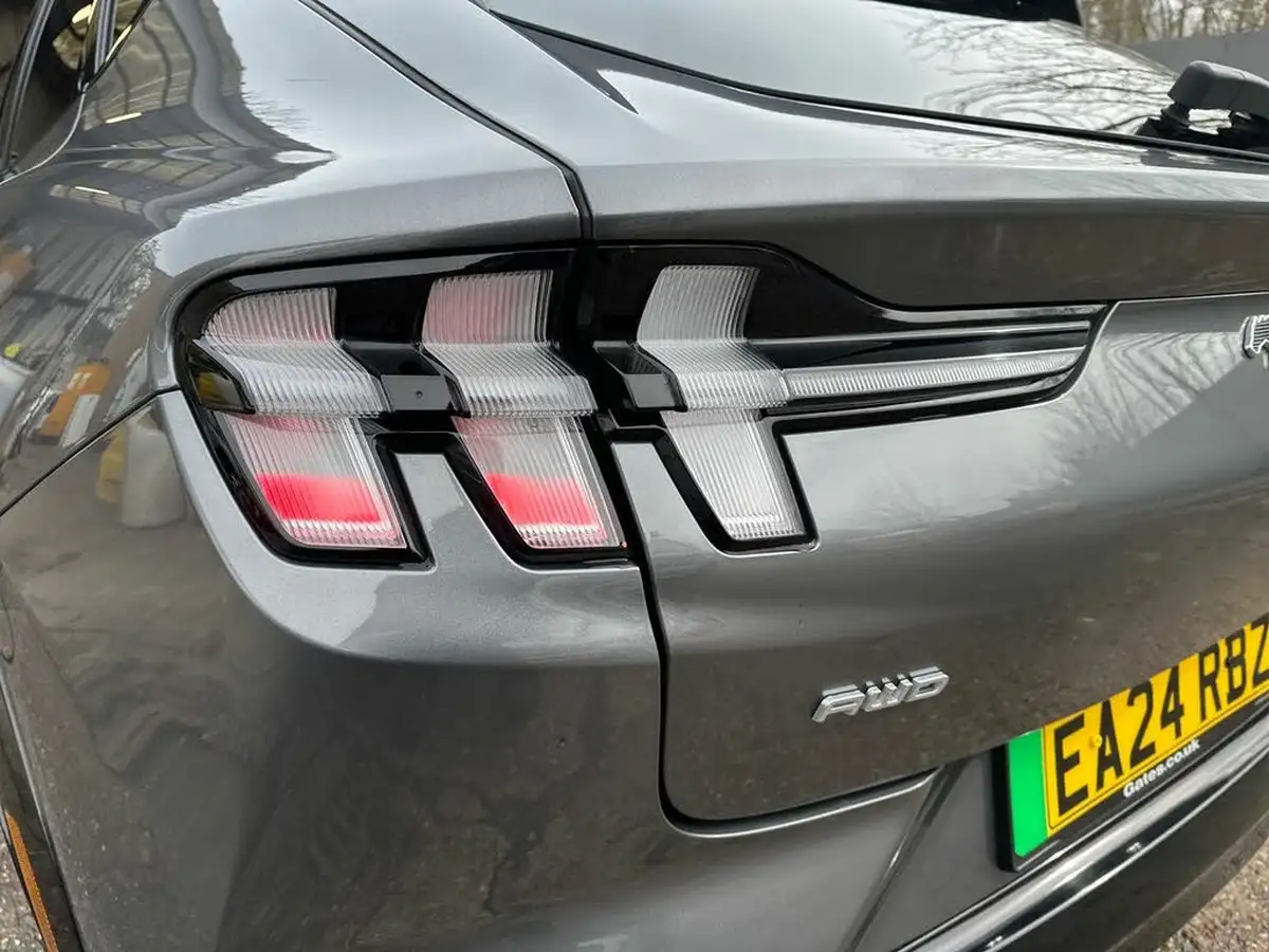 2024-ford-mustang-mach-e-big-32