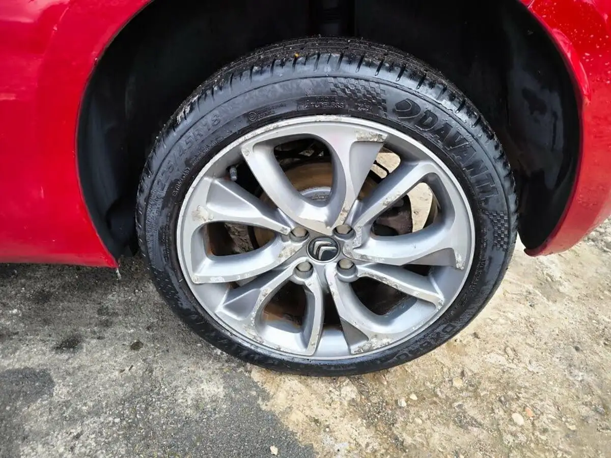 2014-citroen-ds4-16e-hdi-dstyle-big-22