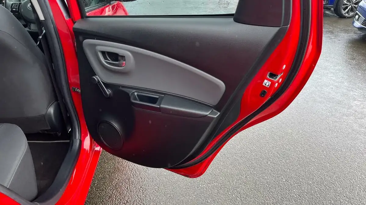 2017-toyota-yaris-133-design-bi-tone-big-25