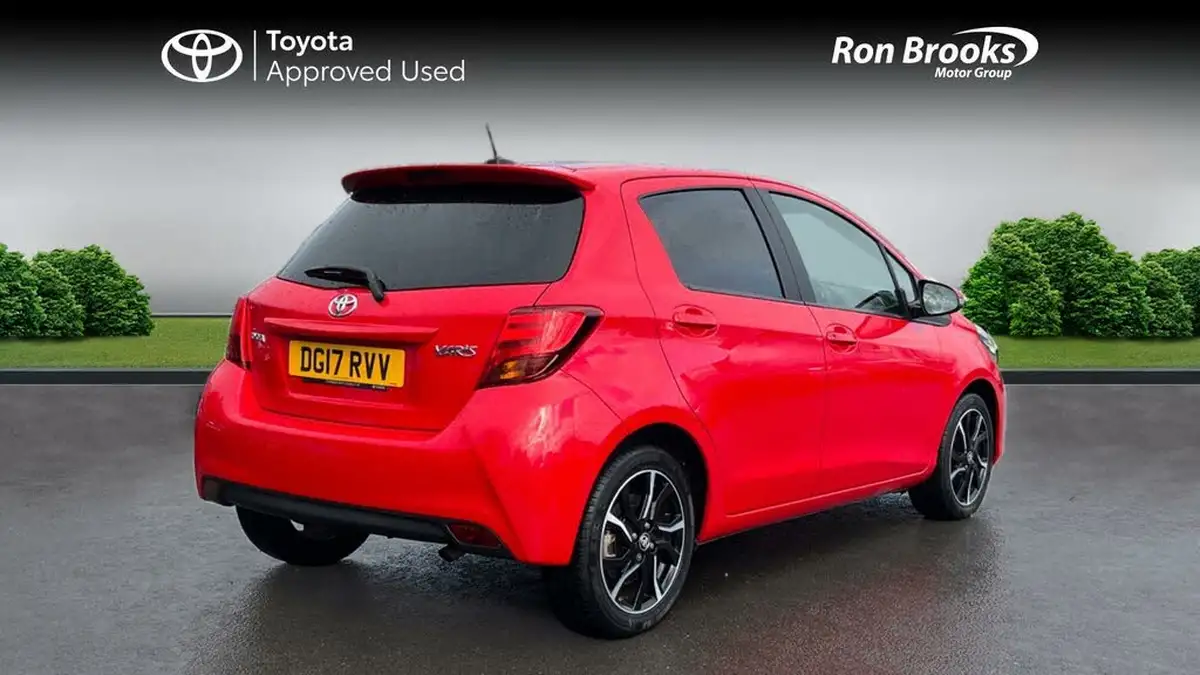2017-toyota-yaris-133-design-bi-tone-big-1