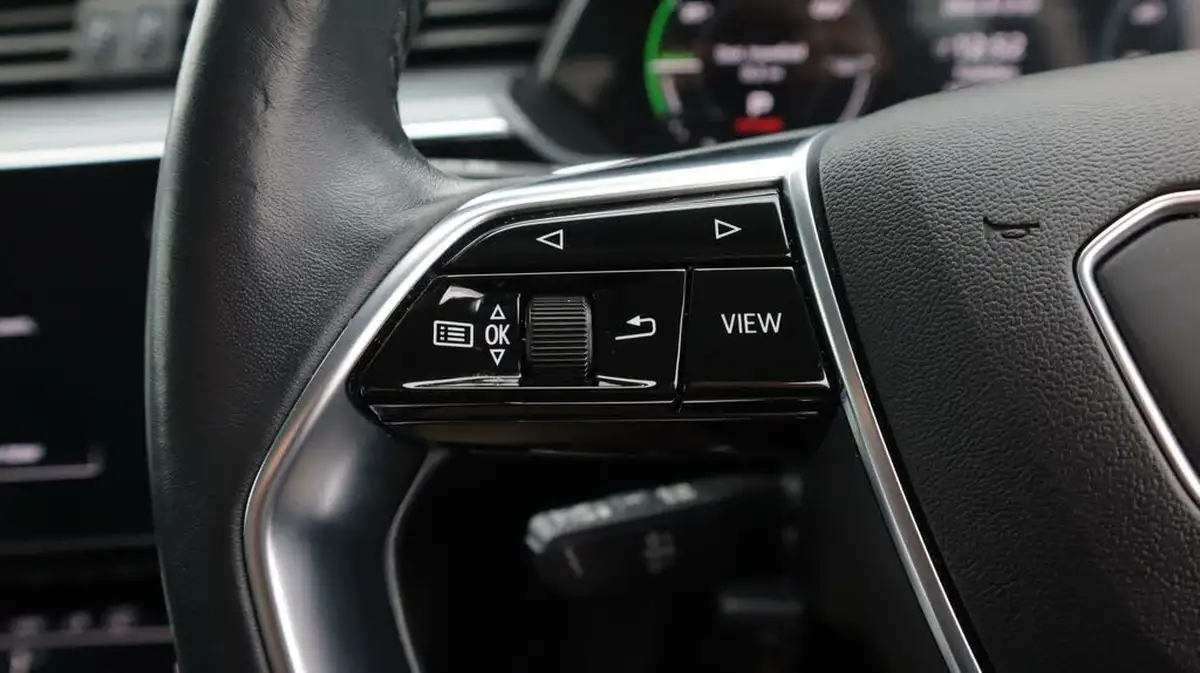 2021-audi-e-tron-50e-technik-station-wagon-big-25