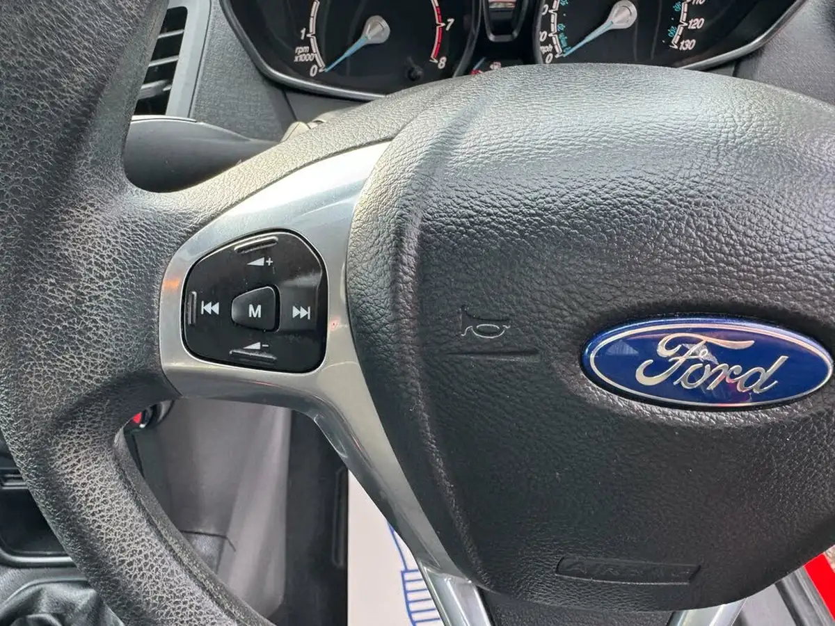 2014-ford-fiesta-125-style-60ps-3d-big-31