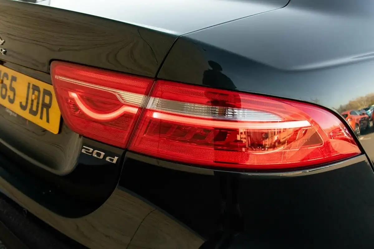 2016-jaguar-xe-20td-portfolio-180ps-auto-big-9