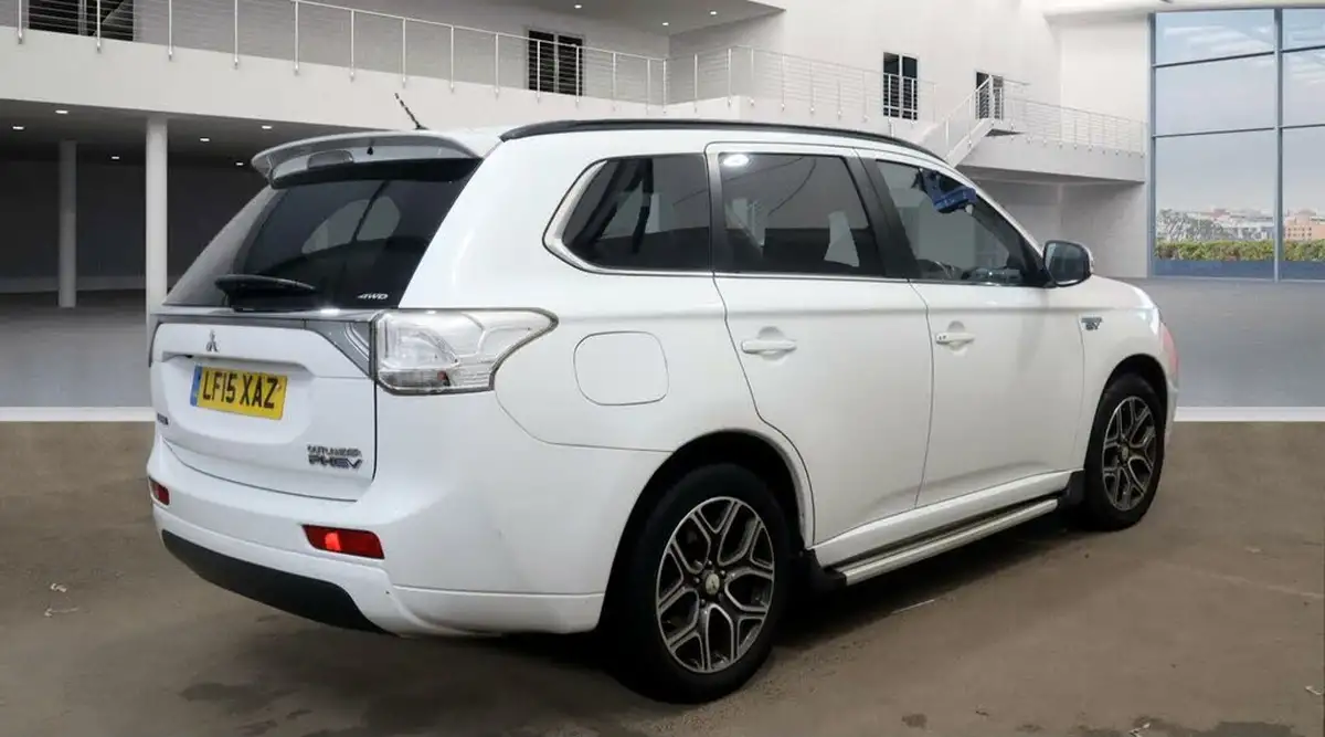2015-mitsubishi-outlander-20-gx5h-phev-cvt-big-5