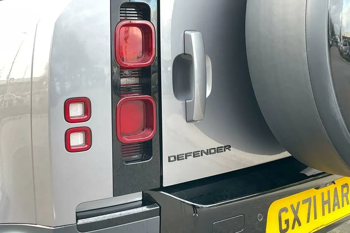 2021-land-rover-110-defender-30-d250-hard-top-s-110-big-47