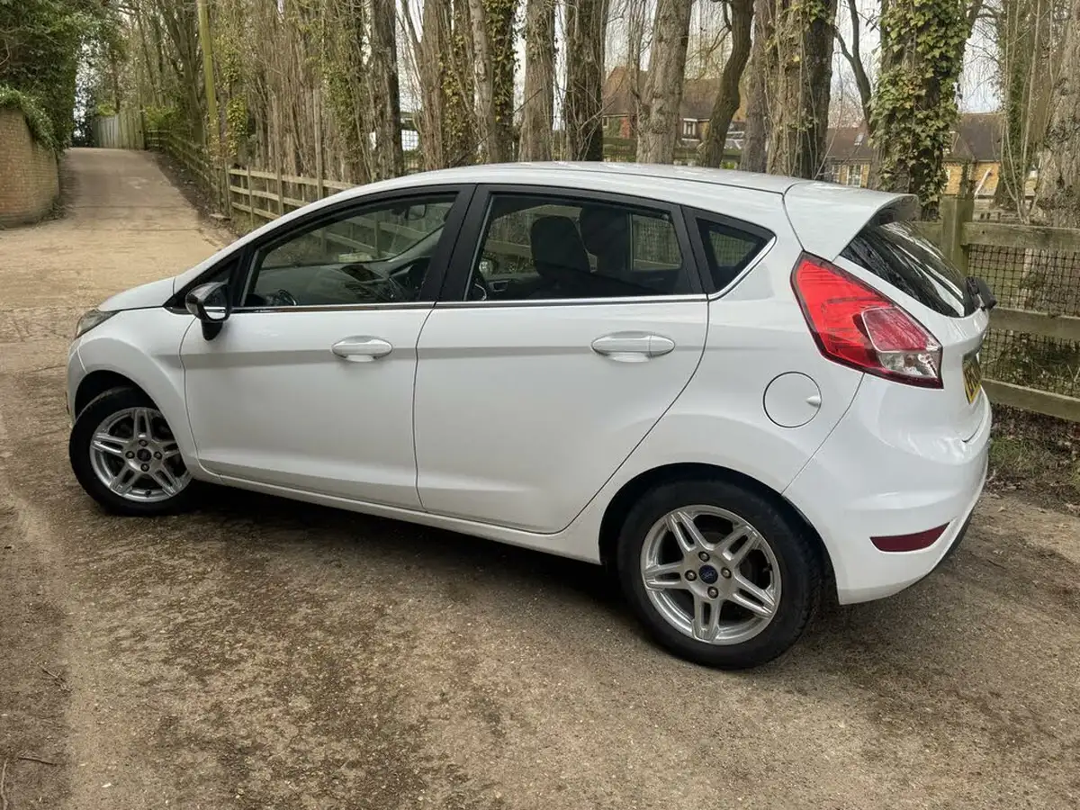 2013-ford-fiesta-125-zetec-5d-big-16