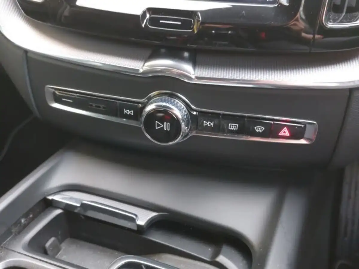 2019-volvo-xc60-20-t5-r-design-pro-awd-big-16