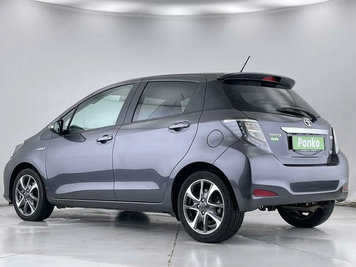2014-toyota-yaris-15-vvt-i-trend-leather-hybrid-big-2