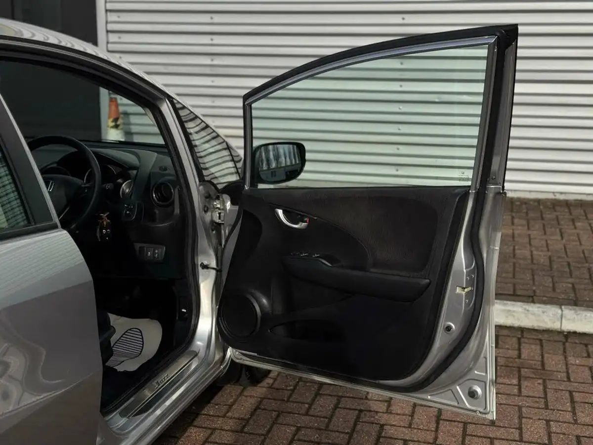 2013-honda-jazz-14-es-cvt-big-36