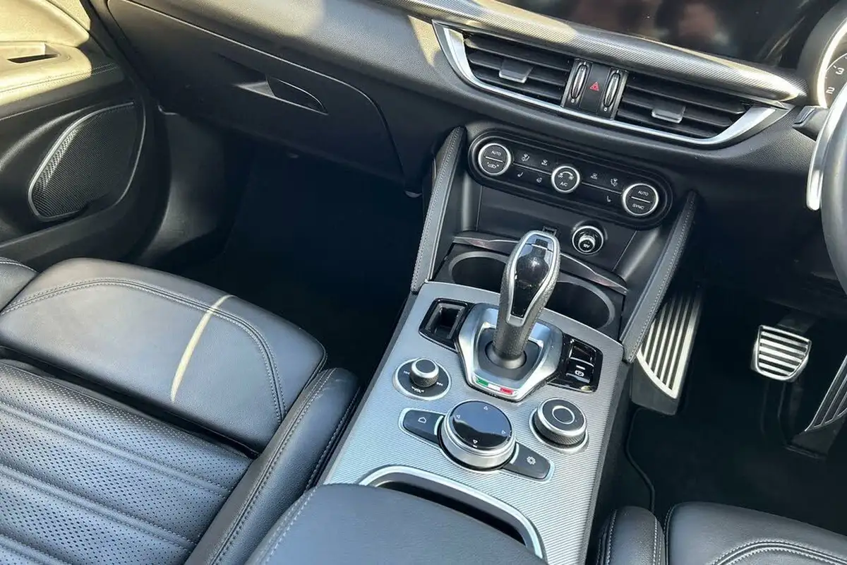 2022-alfa-romeo-stelvio-20-veloce-big-8