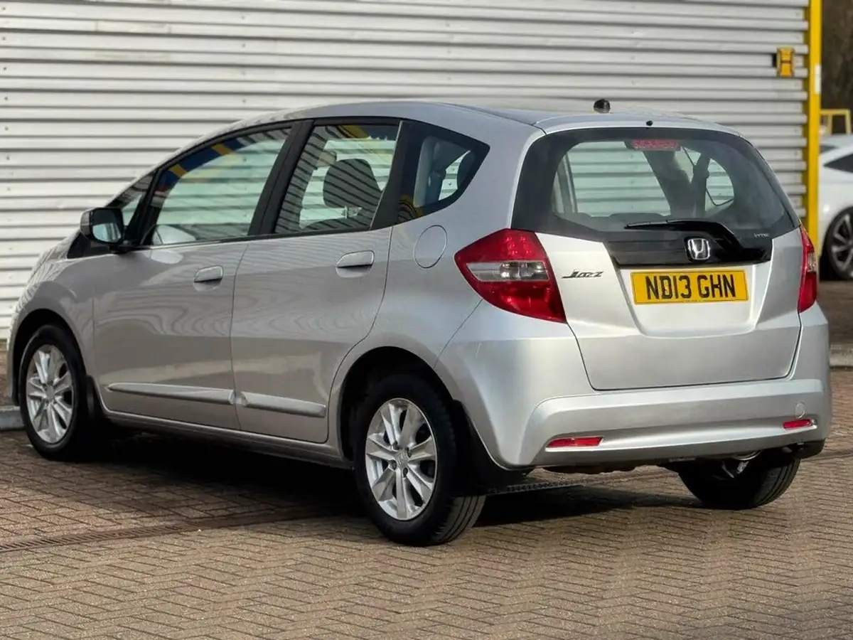 2013-honda-jazz-14-es-cvt-big-12
