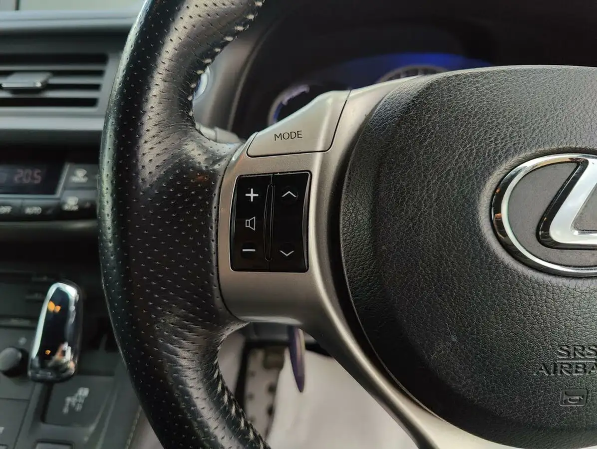2013-lexus-ct-200h-18-f-sport-big-30