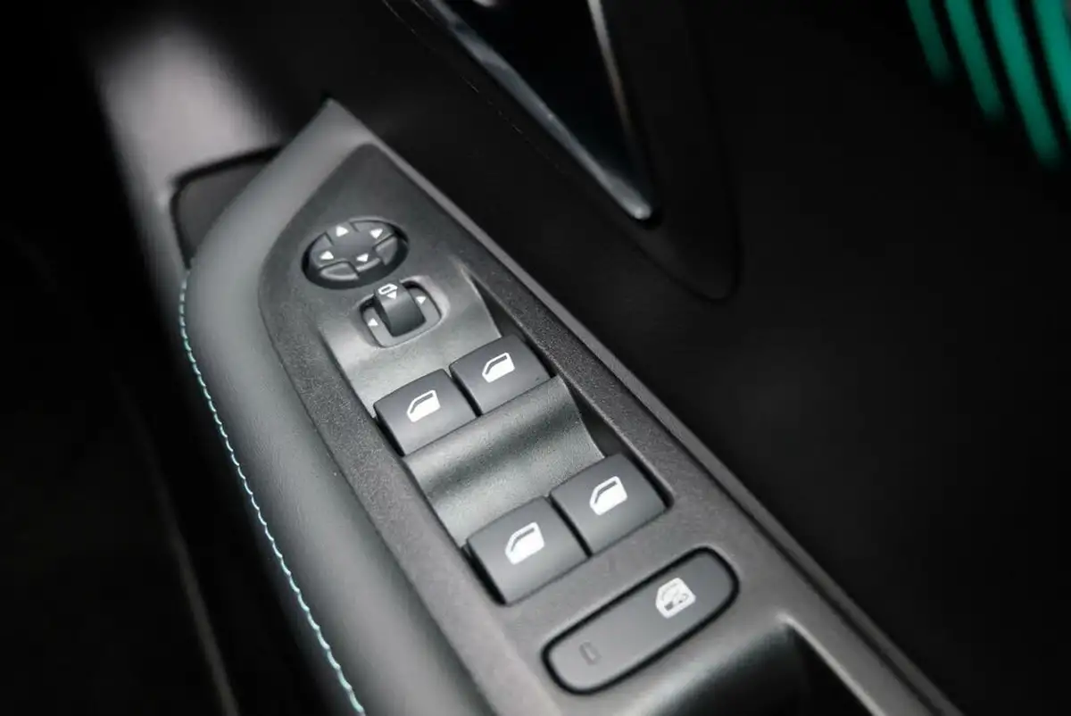 2023-peugeot-208-12-puretech-allure-premium-100ps-big-29