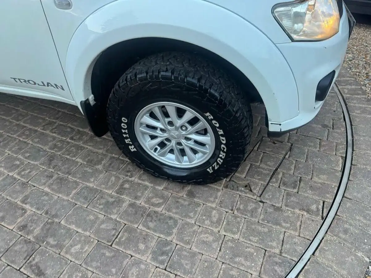 2014-mitsubishi-l200-25td-trojan-big-12