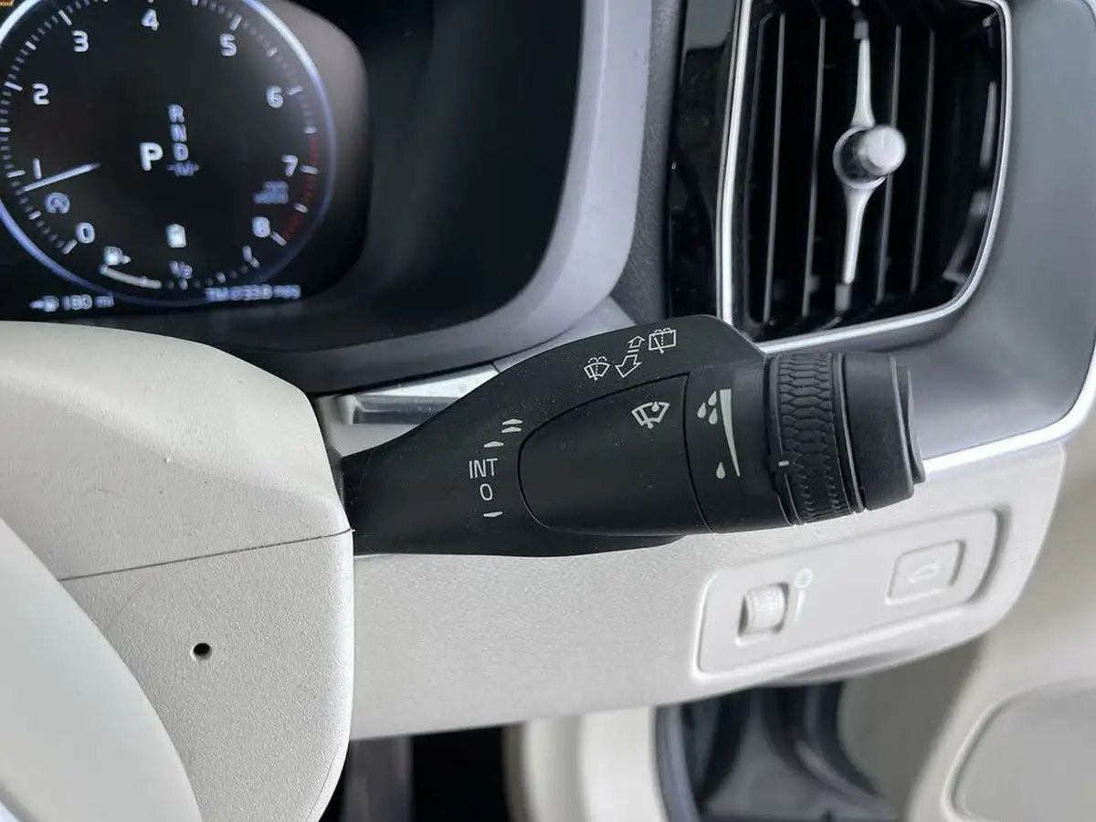 2020-volvo-xc60-20-b5-momentum-big-52