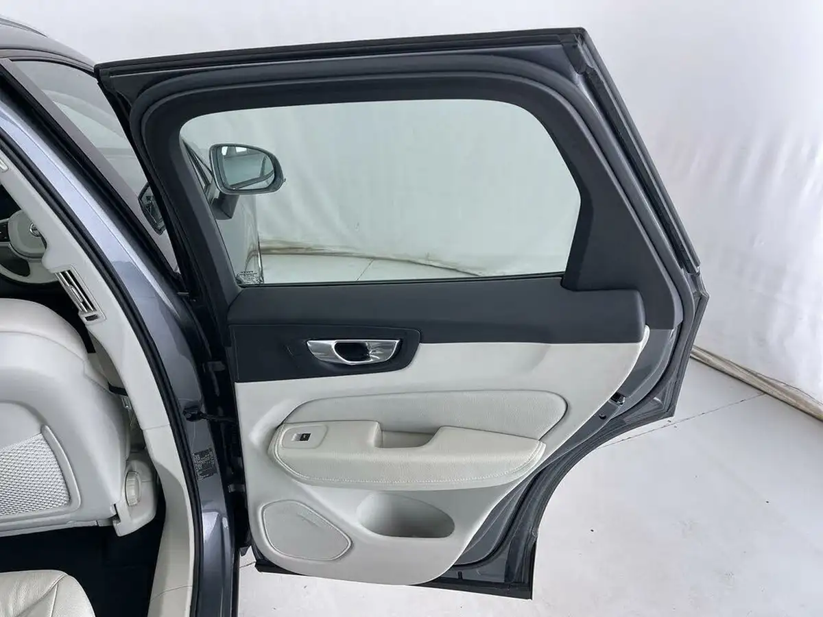 2020-volvo-xc60-20-b5-momentum-big-28