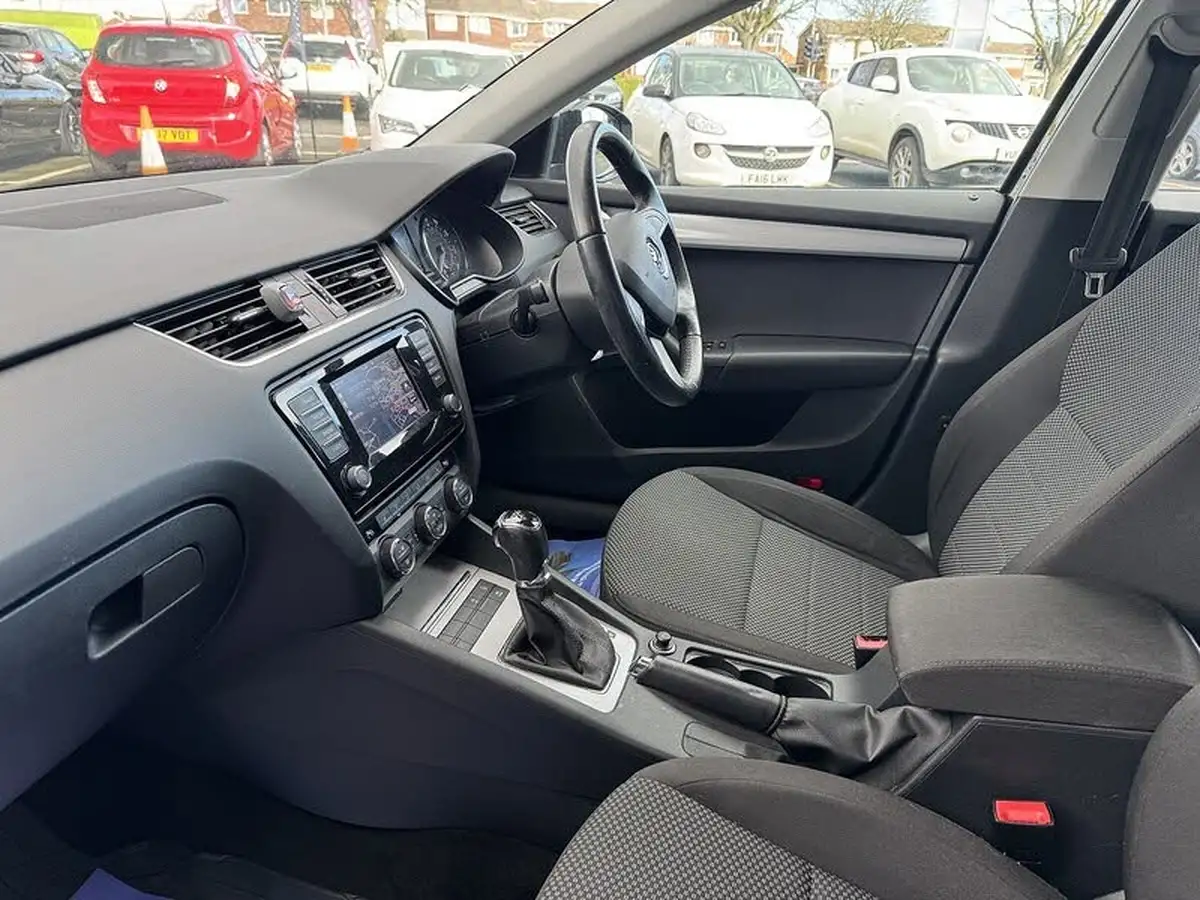 2014-skoda-octavia-20tdi-se-estate-dsg-big-22