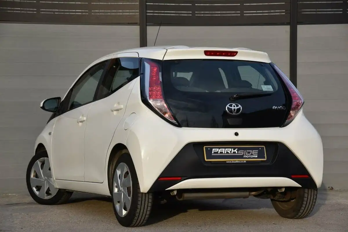 2016-toyota-aygo-10-vvt-i-x-play-68bhp-5d-big-2