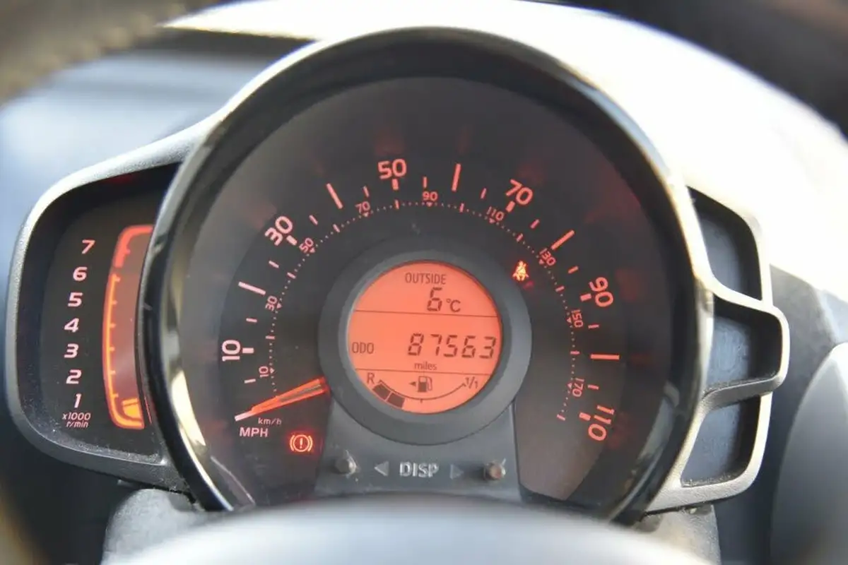 2016-toyota-aygo-10-vvt-i-x-play-68bhp-5d-big-26