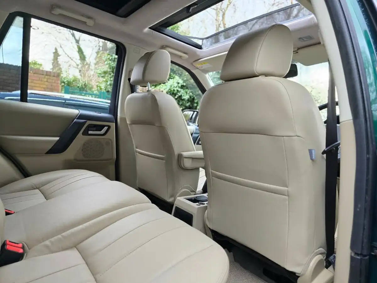 2011-land-rover-freelander-2-32-4x4-big-22