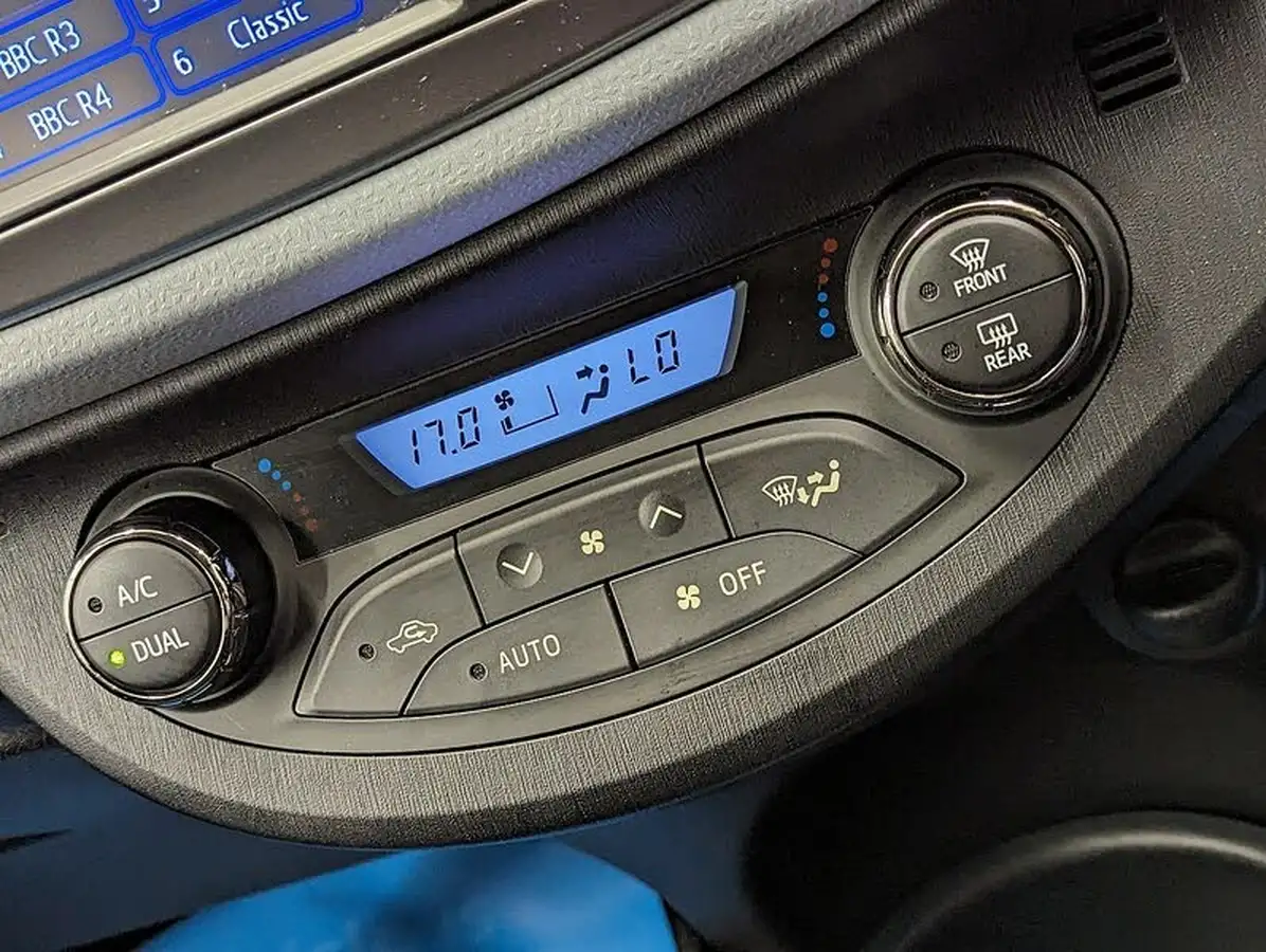2013-toyota-yaris-15-vvt-i-t4-big-31