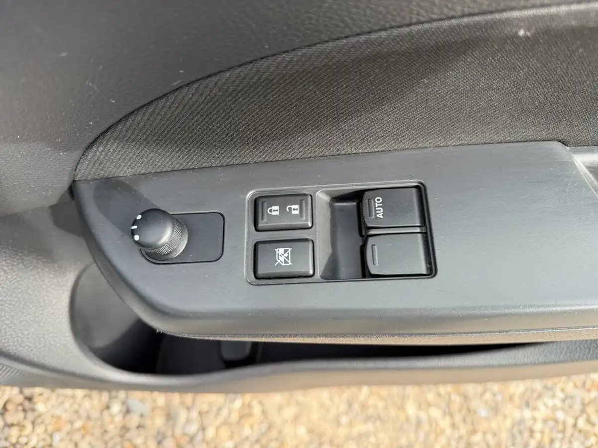 2013-suzuki-swift-12-sz2-5d-big-20