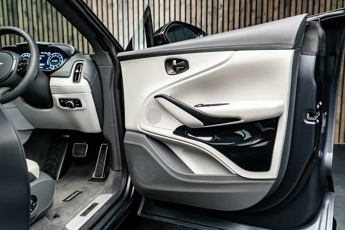 2022-aston-martin-dbx-40-v8-big-33