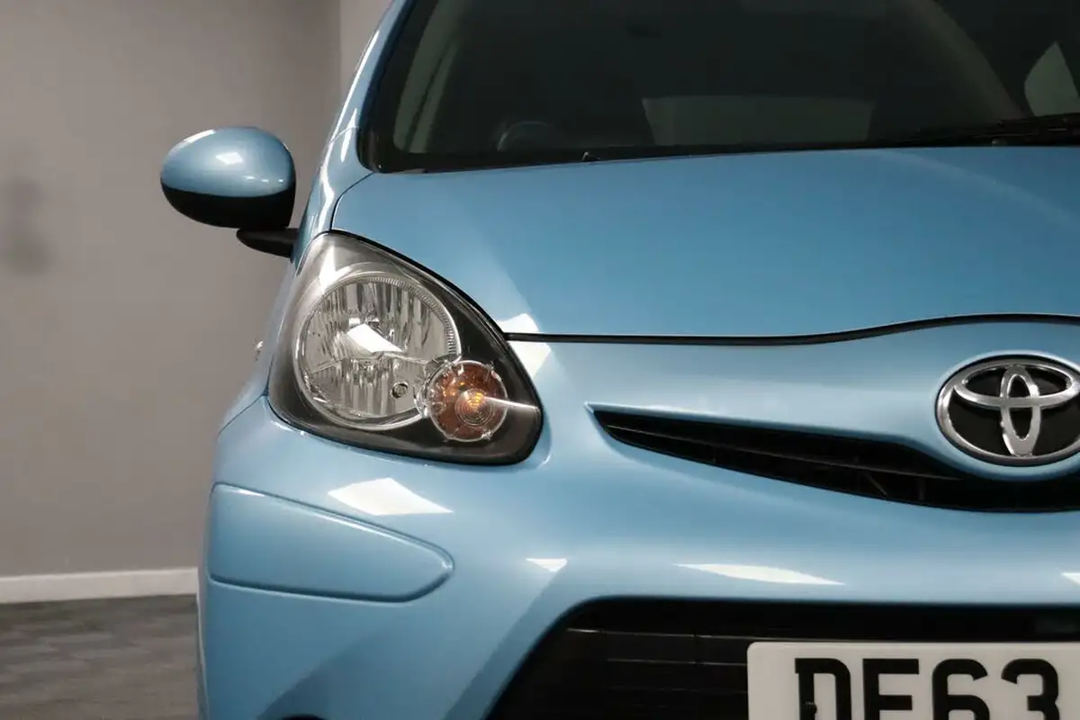 2013-toyota-aygo-10-move-style-5d-big-24