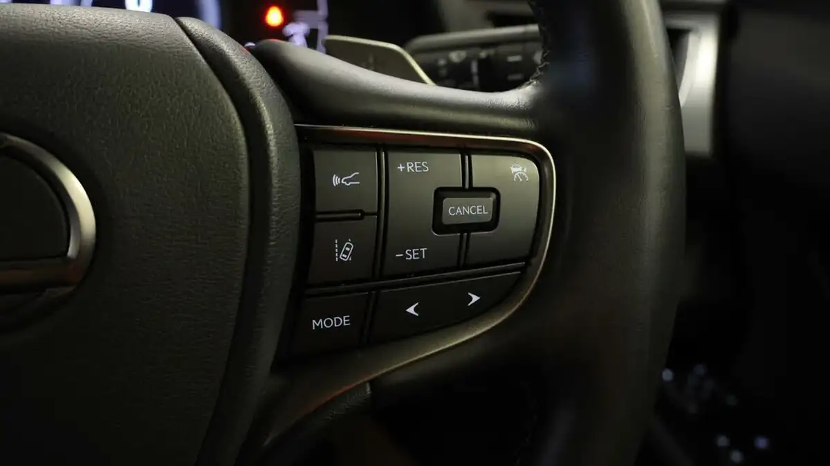 2021-lexus-ux-300e-e-ux-big-23