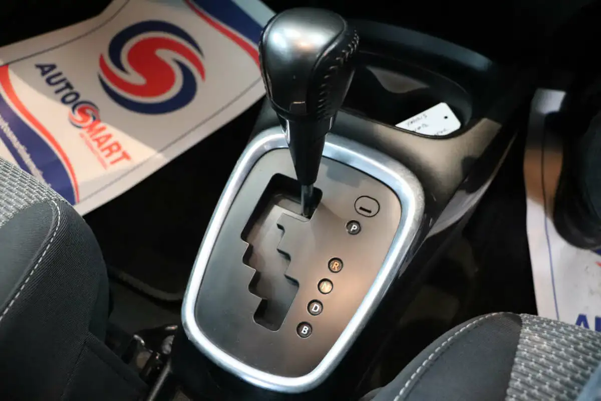 2015-toyota-yaris-15-vvt-i-sport-hybrid-big-43
