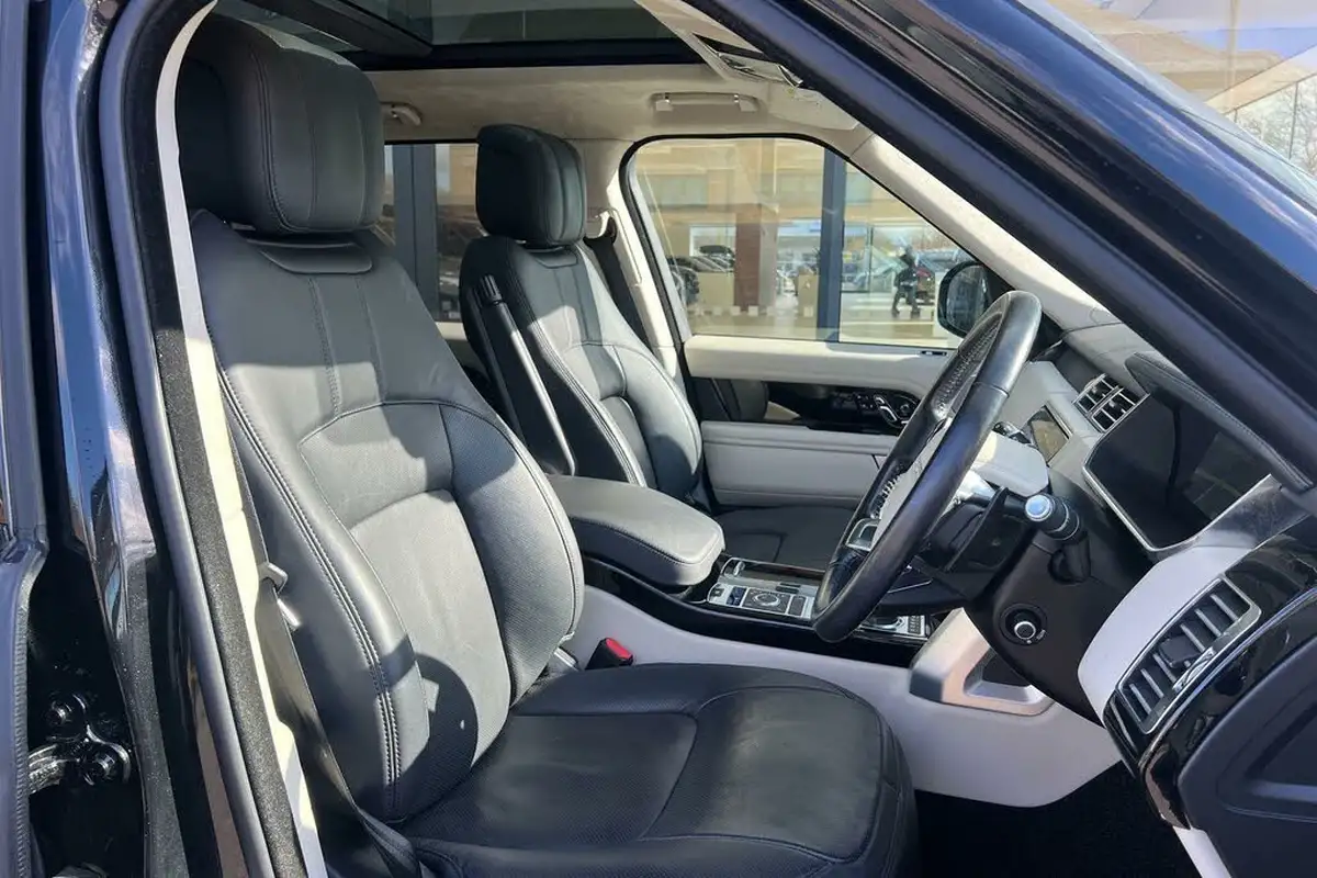 2021-land-rover-range-rover-30-d300-westminster-black-big-39