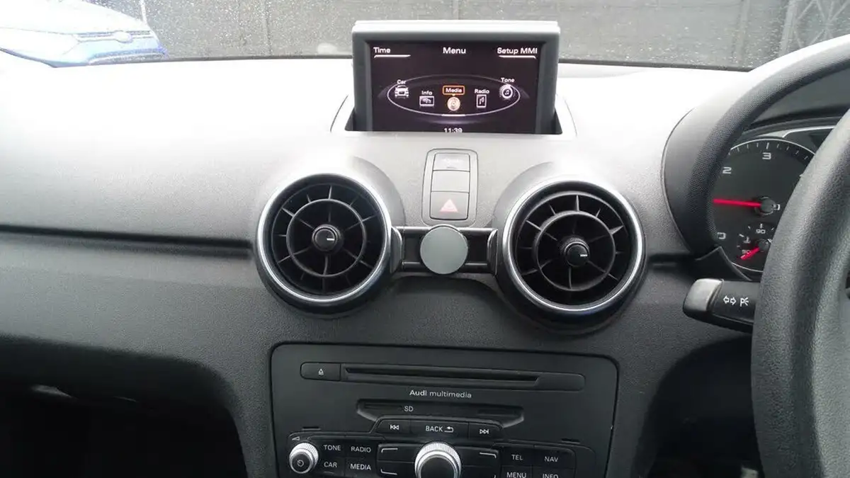 2012-audi-a1-16td-se-hatchback-3d-big-31