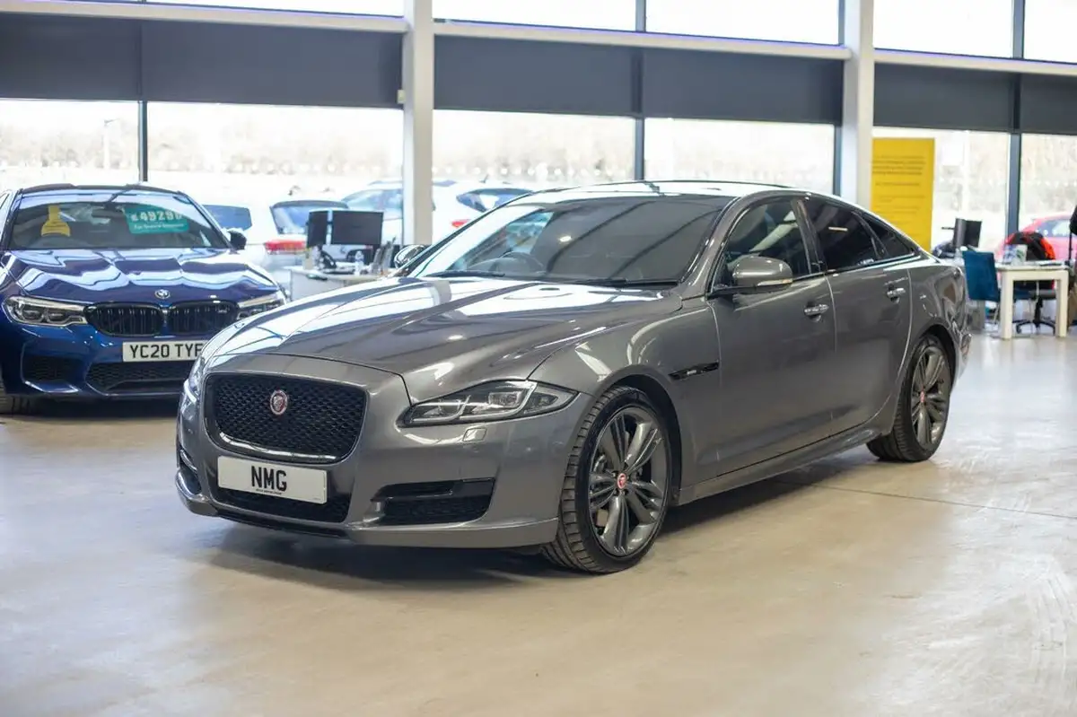 2015-jaguar-xj-series-30td-xj-r-sport-big-9