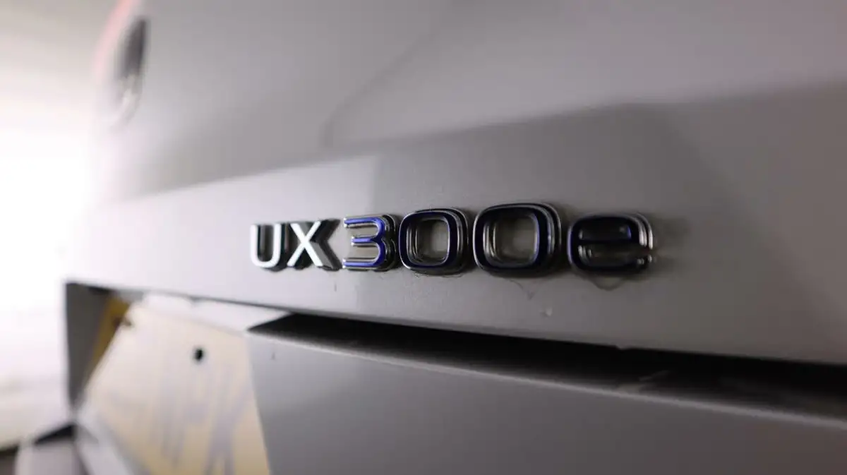 2021-lexus-ux-300e-e-ux-big-20