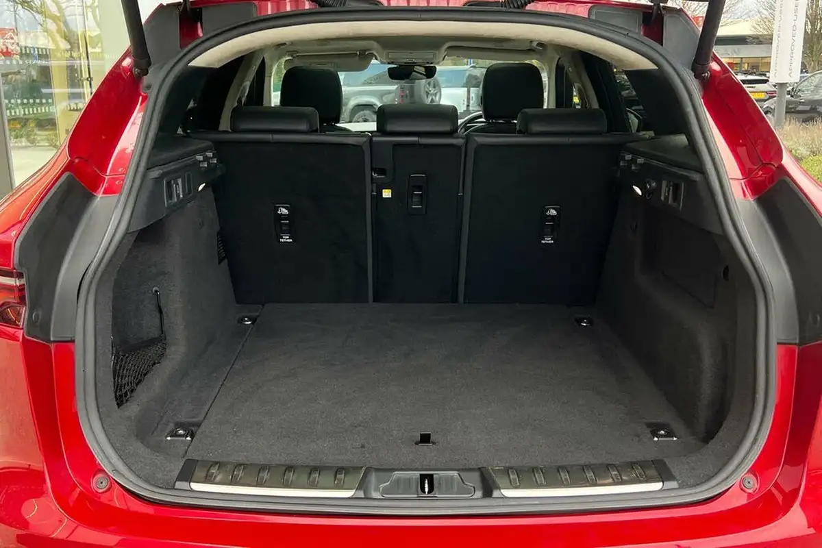 2021-jaguar-f-pace-20-d200-hse-mhev-big-30