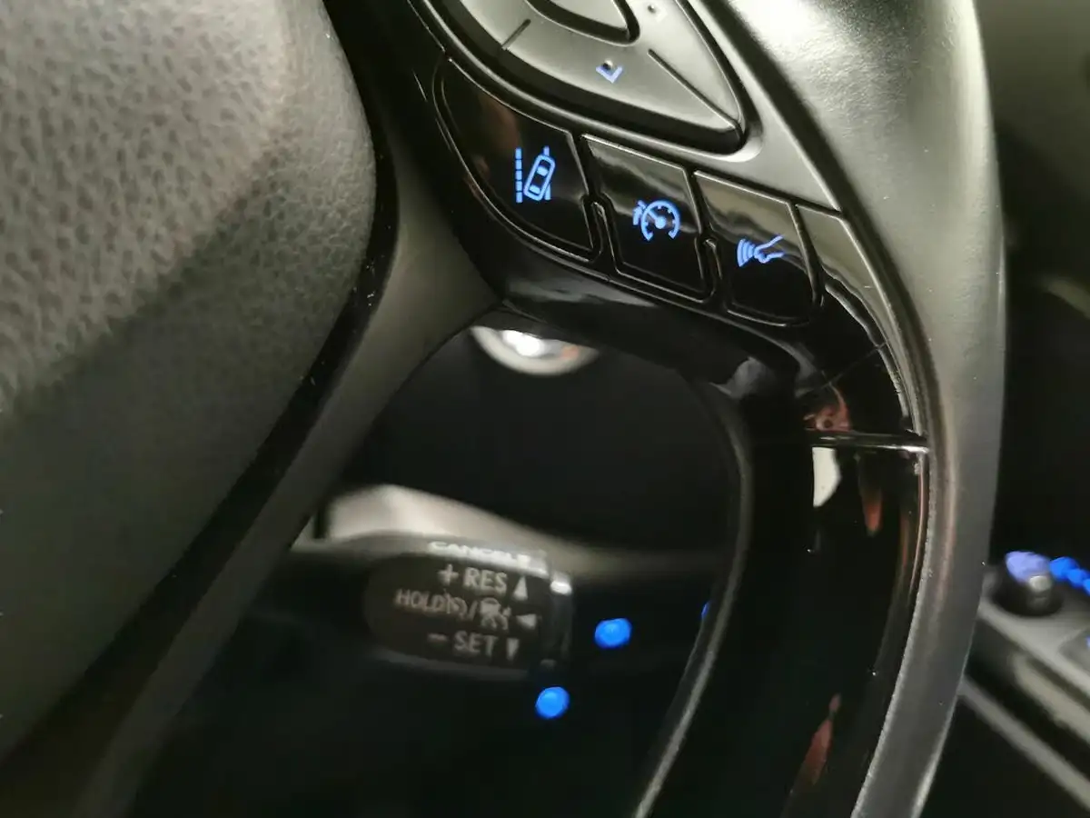 2018-toyota-c-hr-12-dynamic-big-17
