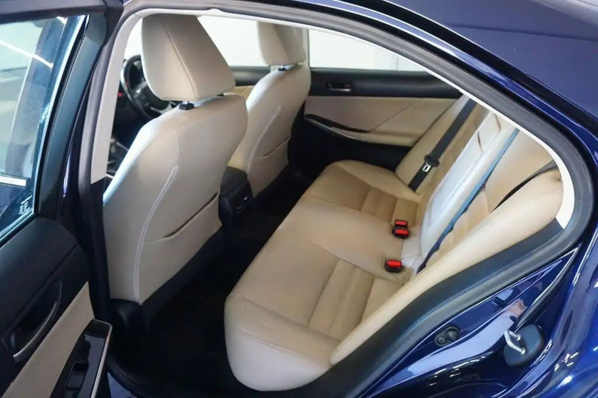 2017-lexus-is-300h-25-advance-big-39