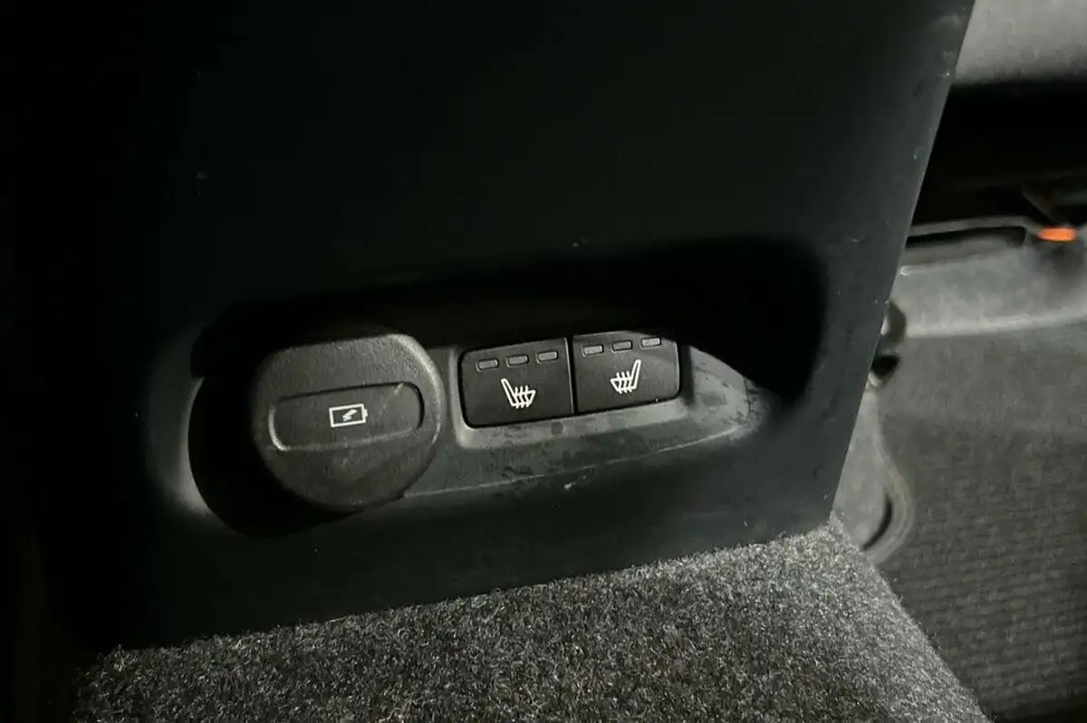 2021-volvo-xc40-e-p8-first-edition-big-47