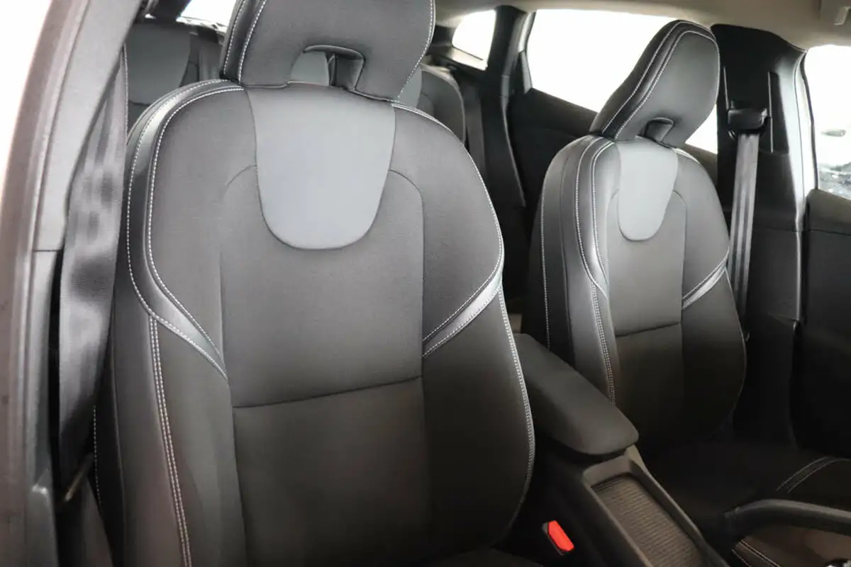 2016-volvo-v40-20-t2-momentum-big-22