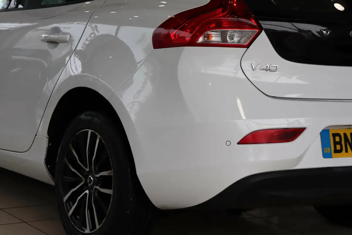 2016-volvo-v40-20-t2-momentum-big-70