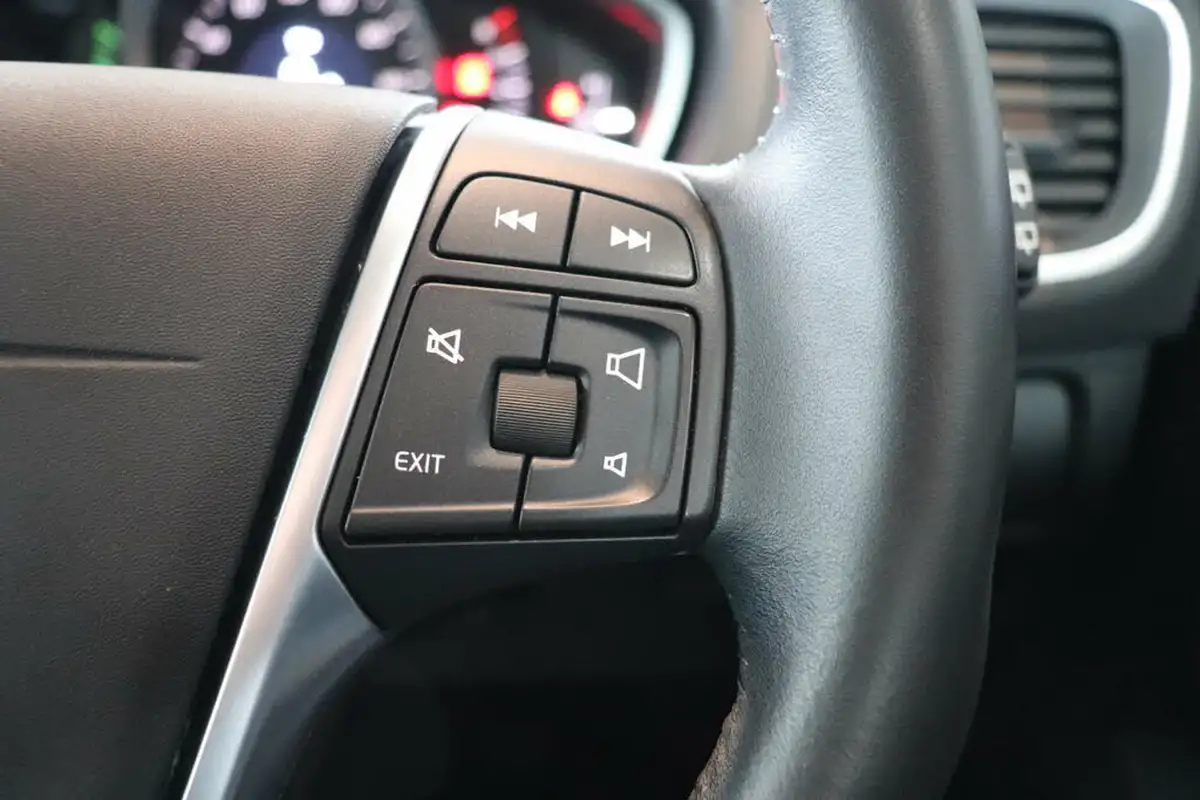 2016-volvo-v40-20-t2-momentum-big-46