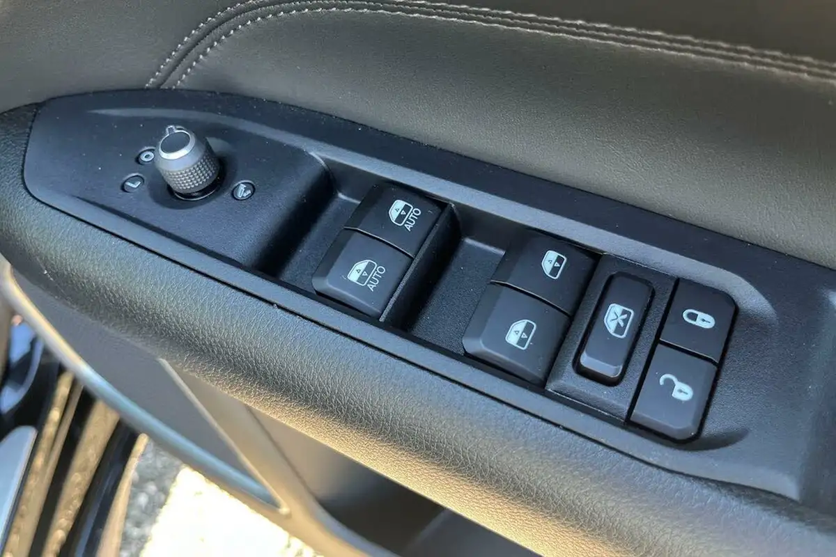 2024-jeep-compass-15-altitude-big-17