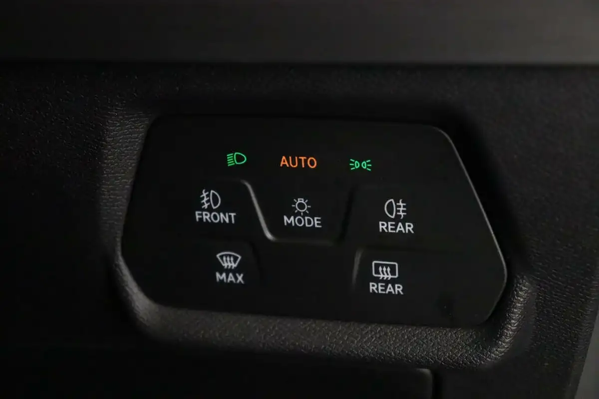 2021-seat-leon-14-e-hybrid-fr-hatchback-big-17